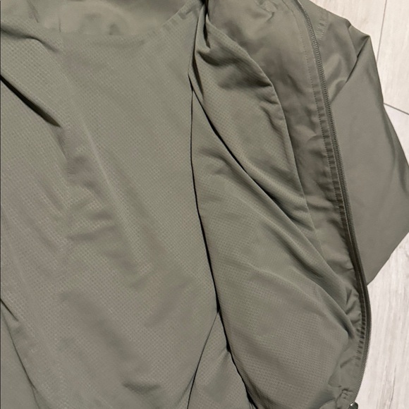 Zelle Women’s Olive Green Cropped Hooded Zip-up Jacket with pockets. - Picture 5 of 13